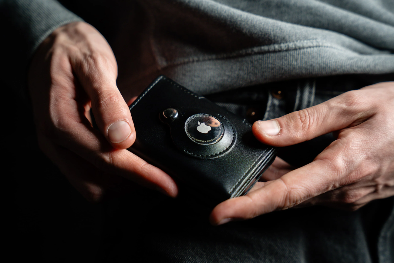 Secure Pocket™ - Smarte Leder-Geldbörse mit RFID-Schutz und Anti-Verlust-Ständer