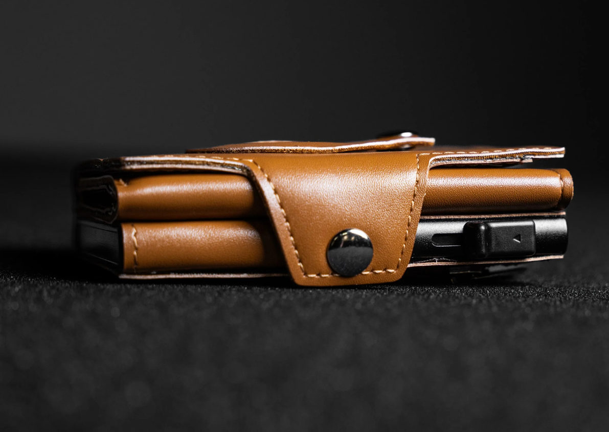 Secure Pocket™ - Smarte Leder-Geldbörse mit RFID-Schutz und Anti-Verlust-Ständer