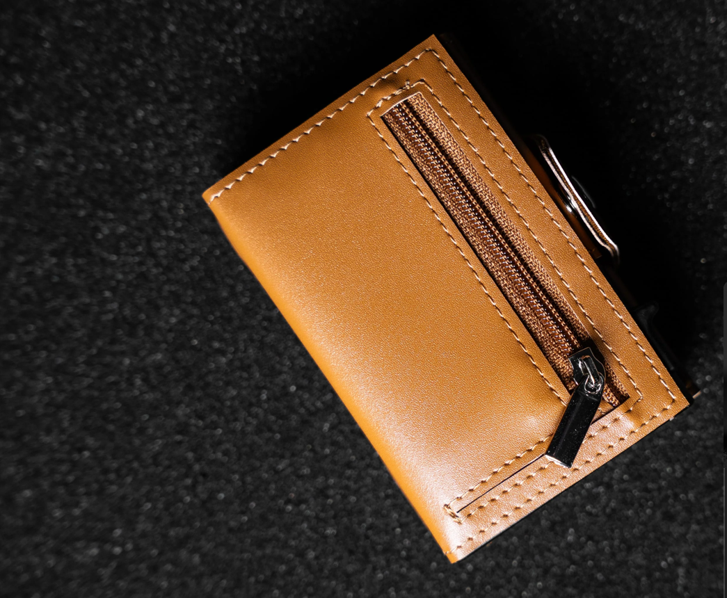 Secure Pocket™ - Smarte Leder-Geldbörse mit RFID-Schutz und Anti-Verlust-Ständer